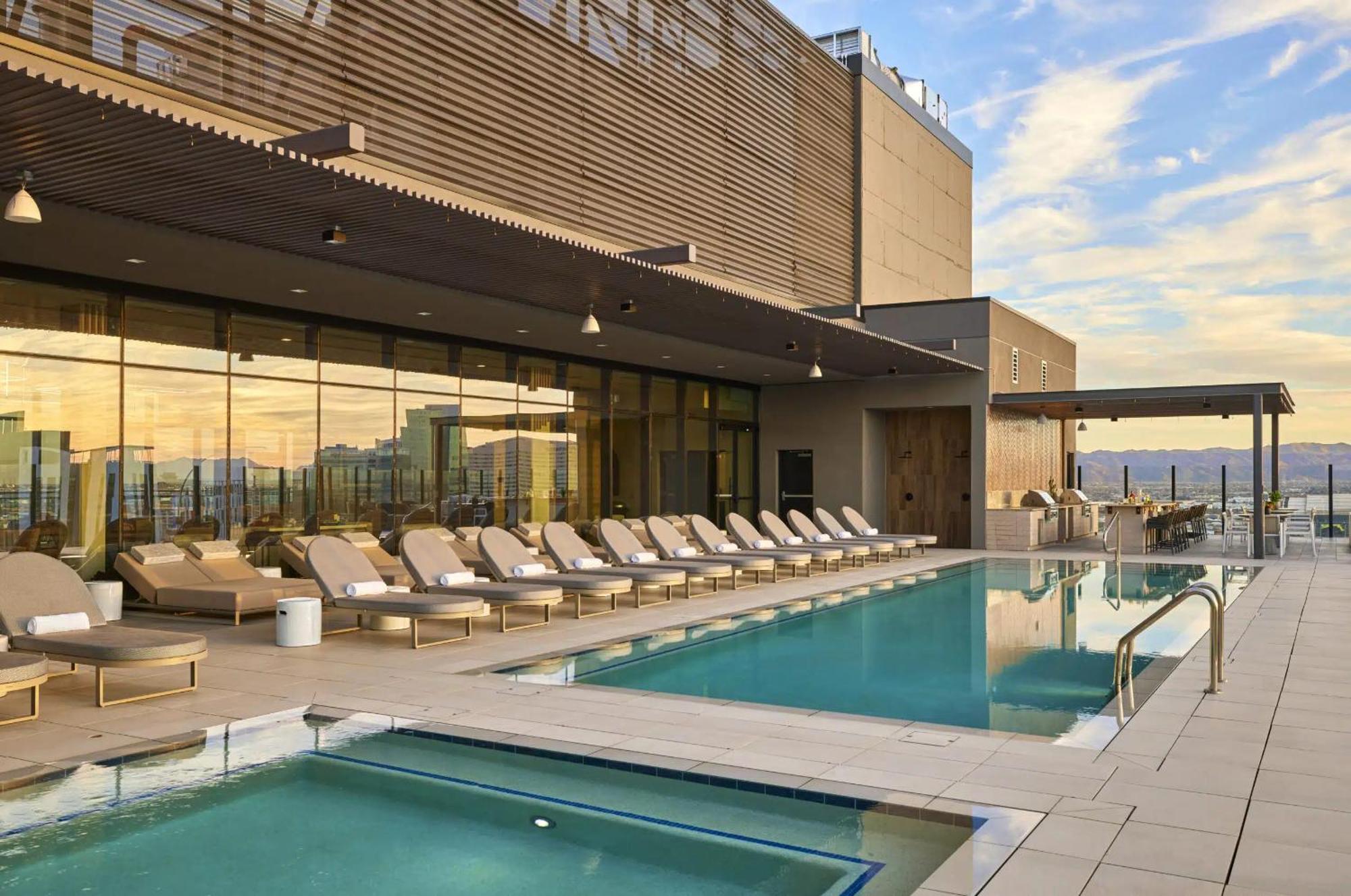 Global Luxury Suites At Downtown 凤凰城 外观 照片